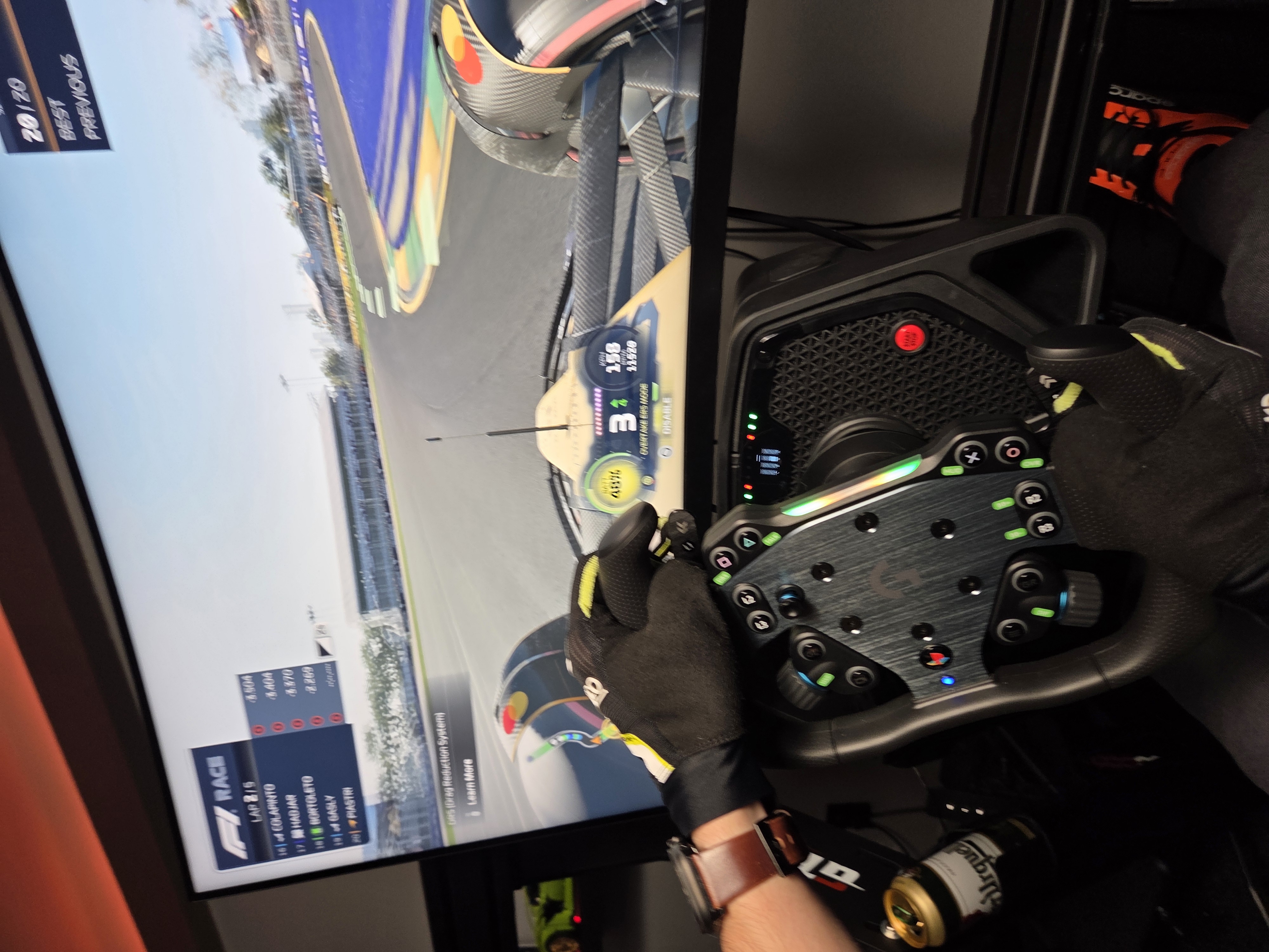 Detail volantu a monitoru