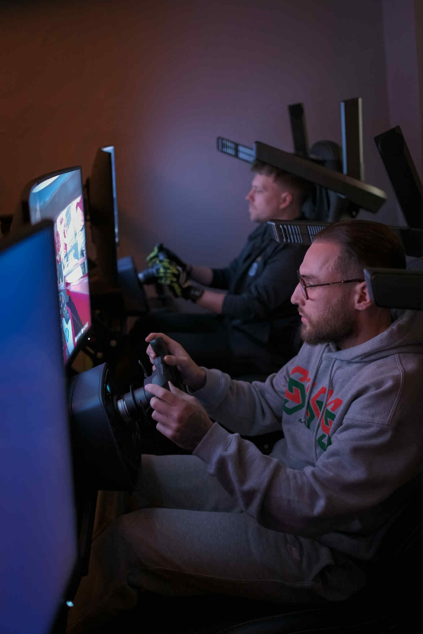 Dva závodníci na simulátorech